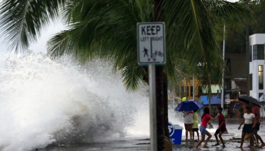 صور| السادس في أقل من شهر.. إعصار "مان يي" يضرب الفلبين