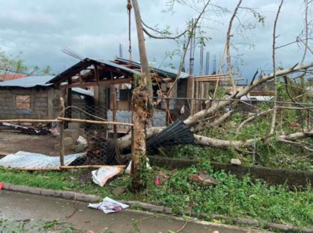 صور| السادس في أقل من شهر.. إعصار "مان يي" يضرب الفلبين