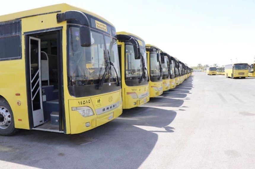 "المرور" يدعو الطلاب إلى الالتزام بإرشادات السلامة عند انتظار الحافلات المدرسية