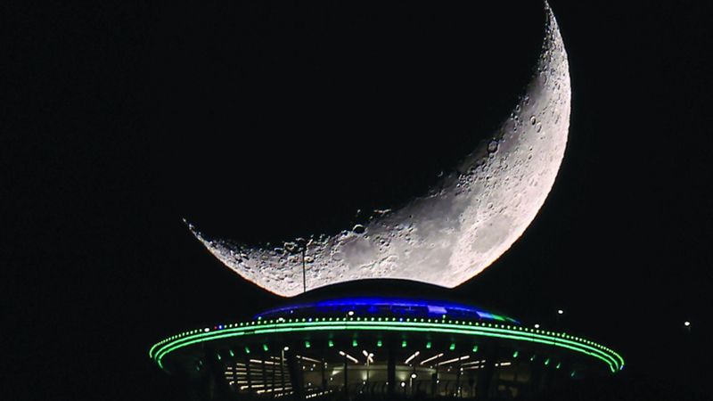 الامارات | قمر خلف «السحب»