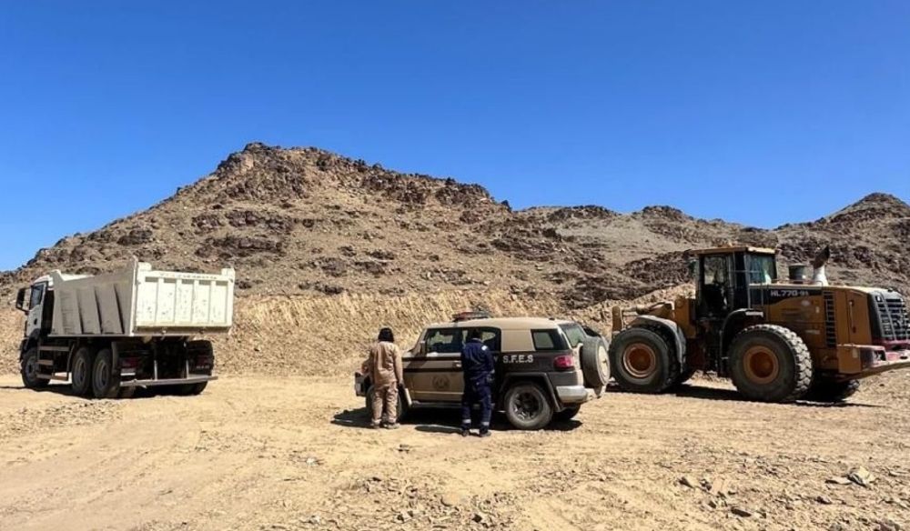 "الأمن البيئي" يضبط مخالفيَن لنظام البيئة باستغلال الرواسب في المدينة المنورة