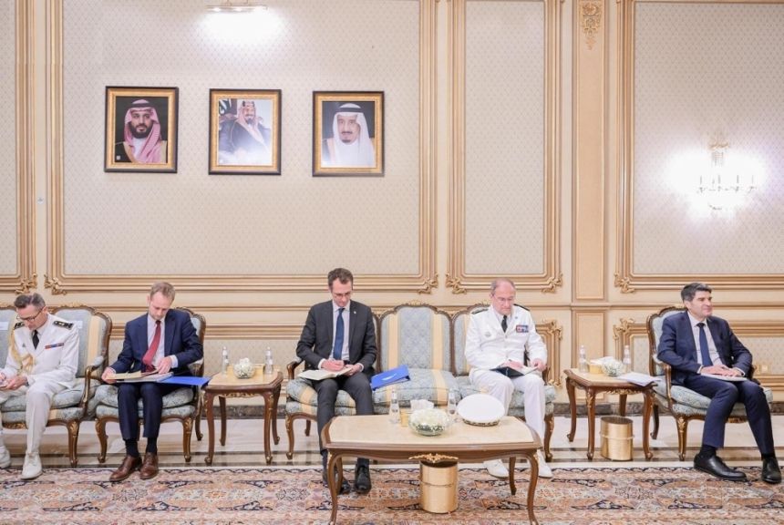 وزير الدفاع يستعرض آفاق التعاون الثنائي مع وزير القوات المسلحة الفرنسية