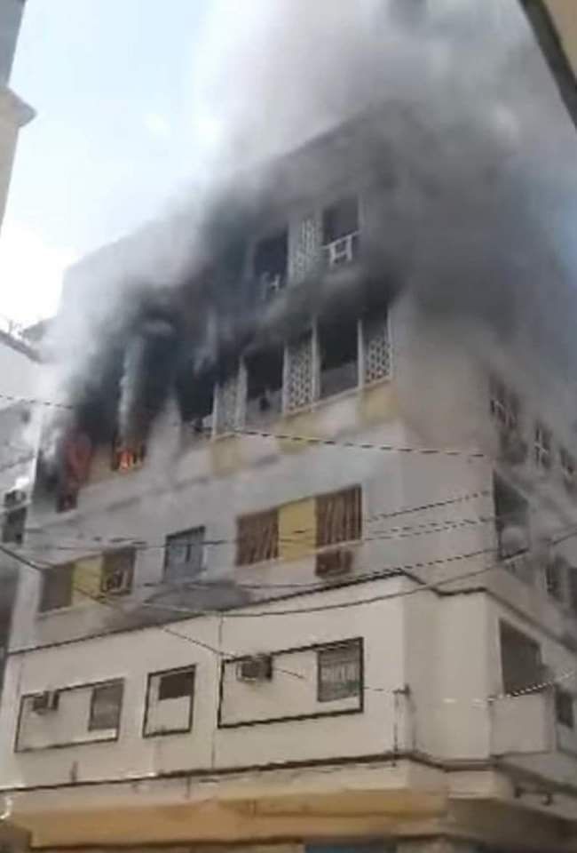 عدن.. حريق هائل يلتهم ثلاثة منازل في حي المنصورة ولا خسائر بشرية