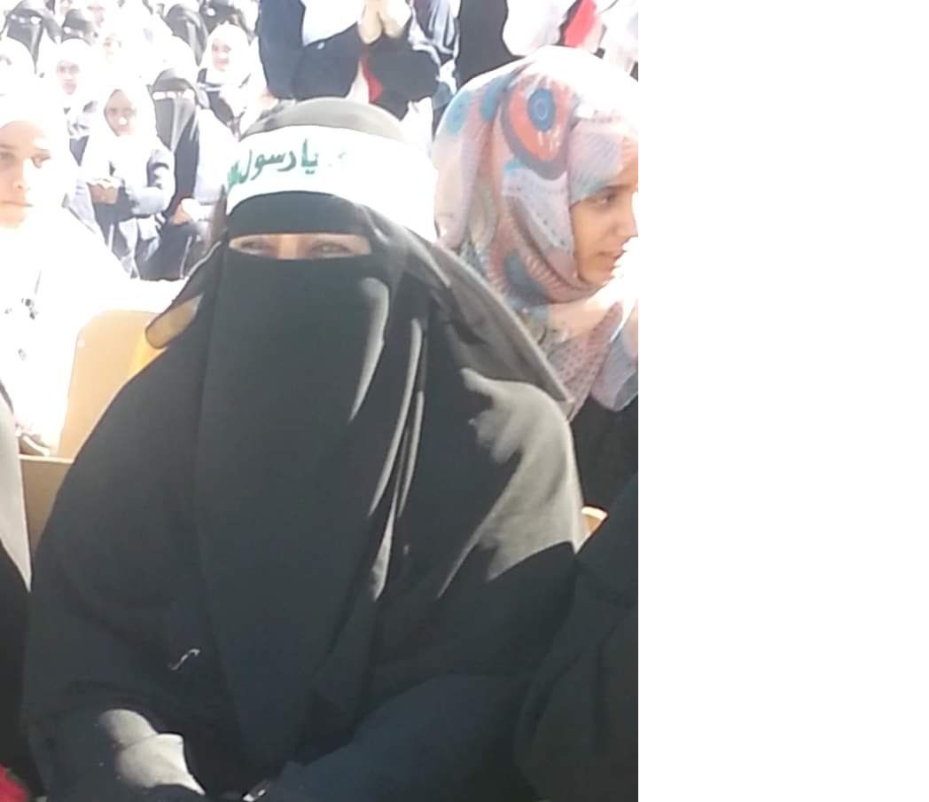 صنعاء.. مديرة مدرسة تهدد الطالبات بالفصل إن لم يرددن الصرخة الحوثية 