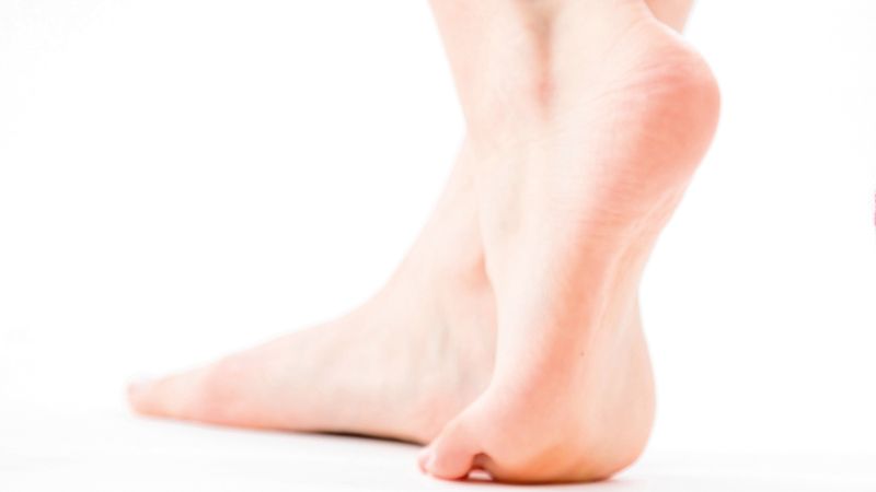 الامارات | فوائد المشي حافي القدمين