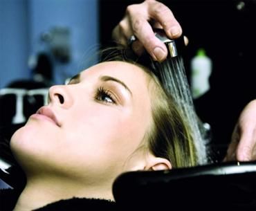 الامارات | خطر صحي جسيم تجلبه لك صالونات التجميل!