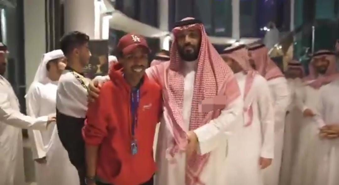 تواضع ولي العهد وتلبيته لمطلب شاب .. فيديو