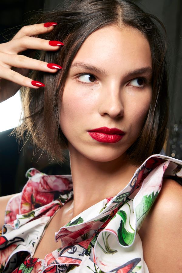 أفكار جمالية لإطلالة شبابية متألقة في المناسبات.. من تسريحة الشعر إلى الأظافر