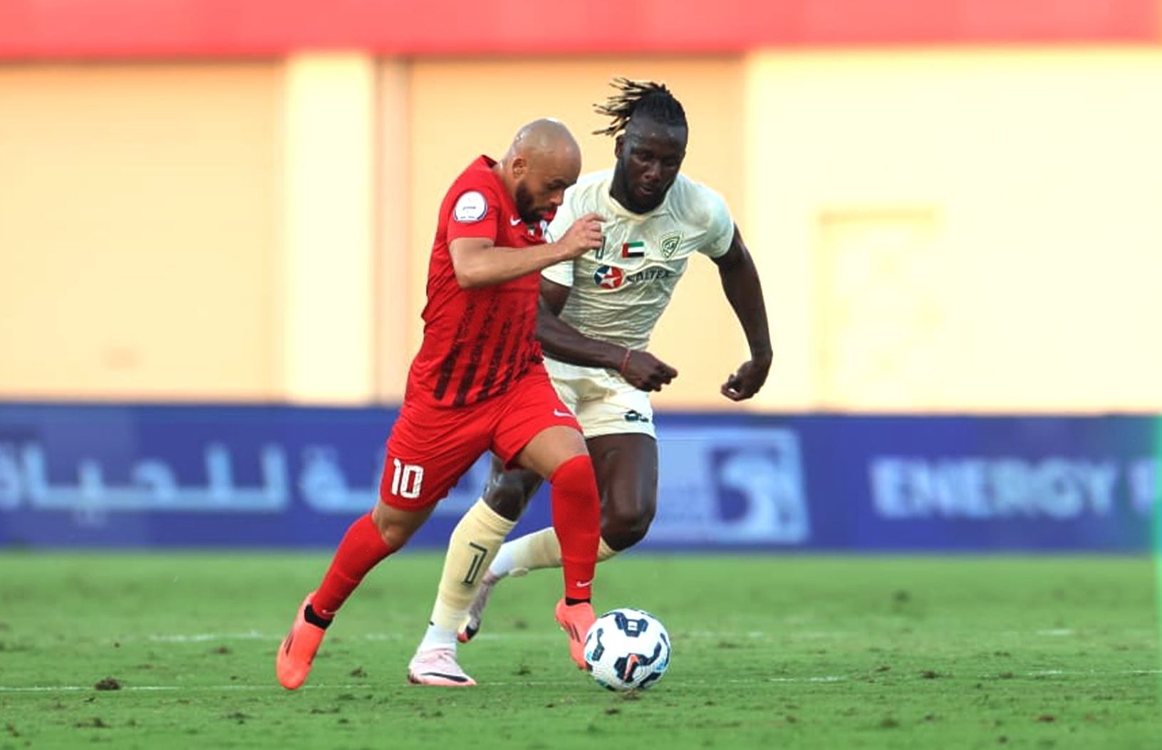 الامارات | خورفكان يهزم البطائح.. توميتش في خطر