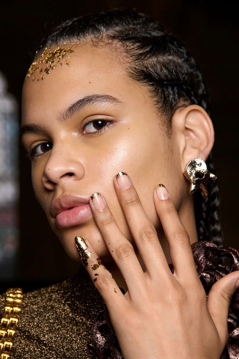 أجمل ألوان أظافر للبشرة السمراء لشتاء 2024 المواكِبة للموضة