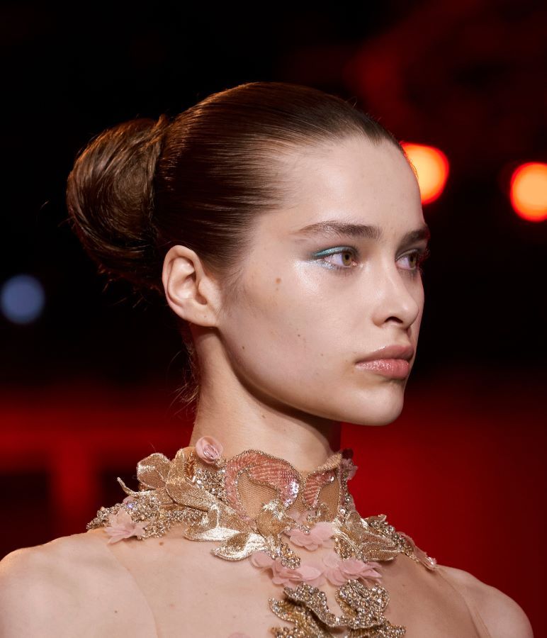 أفكار جمالية لإطلالة شبابية متألقة في المناسبات.. من تسريحة الشعر إلى الأظافر