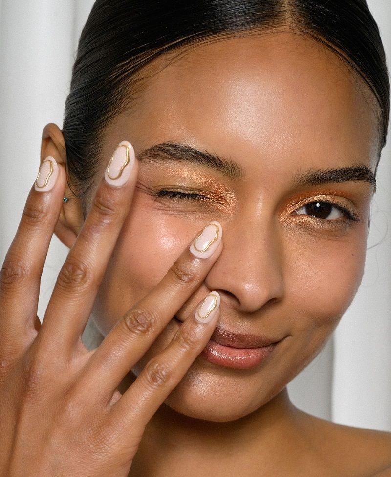 أجمل ألوان أظافر للبشرة السمراء لشتاء 2024 المواكِبة للموضة