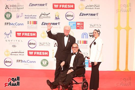 حسين فهمى يلتقط صورا مع ممثل من ذوى الهمم على ريد كاربت ختام مهرجان القاهرة.. صور