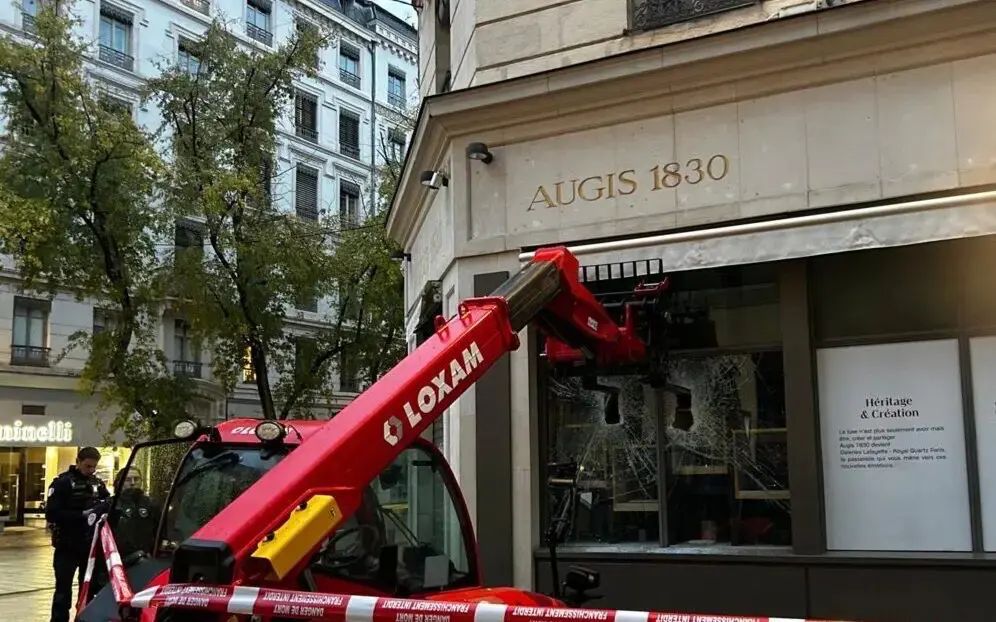 الامارات | حادثة غريبة.. لص يستخدم رافعة  لسرقة متجر مجوهرات