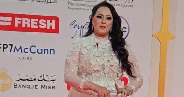 هند عاكف بإطلالة تشبه فستان الزفاف فى ختام مهرجان القاهرة السينمائى