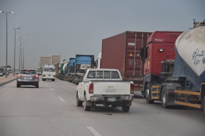 «موانئ» للمقاولين: احذروا تشغيل مركبات بدون بطاقة تشغيل