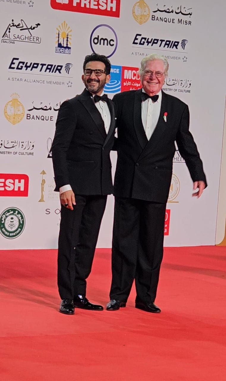 أحمد حلمى يحضر ختام مهرجان القاهرة السينمائى وحسين فهمى يستقبله بالأحضان
