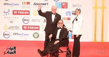 حسين فهمى يلتقط صورا مع ممثل من ذوى الهمم على ريد كاربت ختام مهرجان القاهرة.. صور