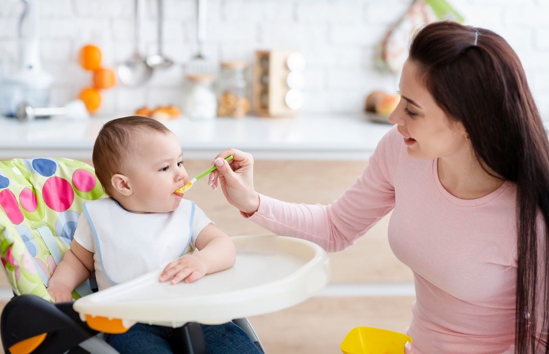 الشهر الذي يبدأ الطفل الأكل فيه ونوعية الأطعمة وتفاصيل كثيرة تهمك 