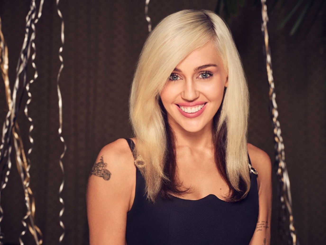 أسطورة ديزني الأصغر مايلي سايرس في يوم ميلادها: صيحات جمالية جريئة تلهم الشابات