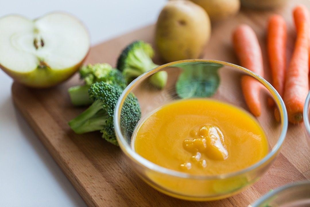 الشهر الذي يبدأ الطفل الأكل فيه ونوعية الأطعمة وتفاصيل كثيرة تهمك 