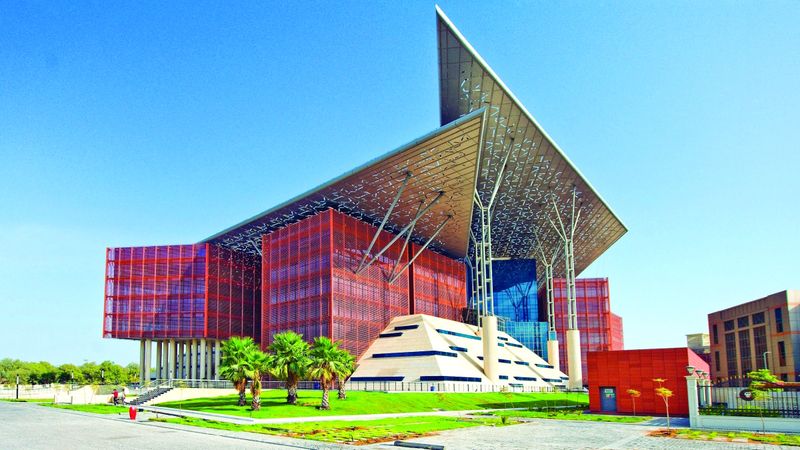 الامارات | امرأة تخسر أموالها  بـ «استثمار وهمي» في «برامج التواصل»