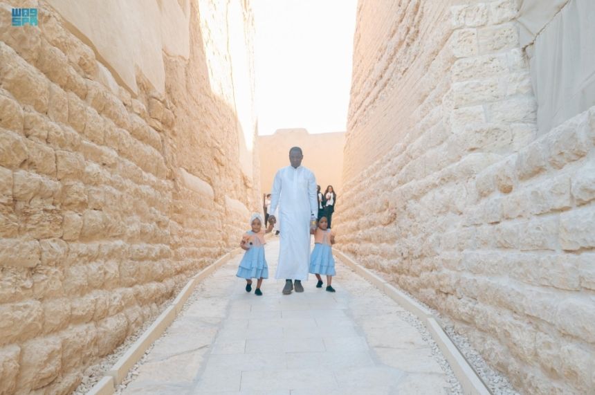 التوائم الملتصقة وذويهم يزورون معرض استضافة كأس العالم وحي طريف