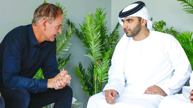 الامارات | منصور بن محمد يلتقي الرئيس التنفيذي لـ «بورشه»