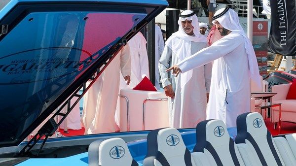 نهيان بن مبارك يزور «أبوظبي الدولي للقوارب»