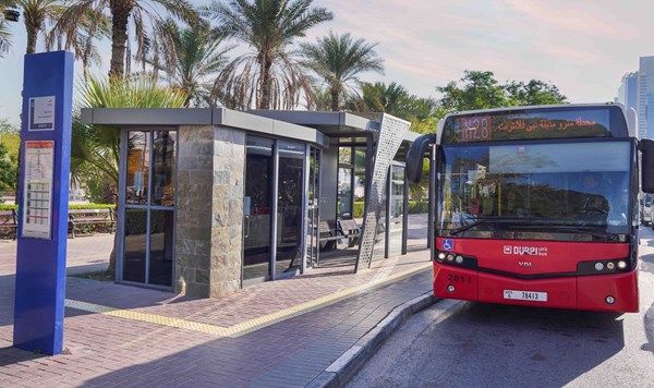 "طرق دبي" تُنجز 141 مظلة لركاب حافلات المواصلات العامة