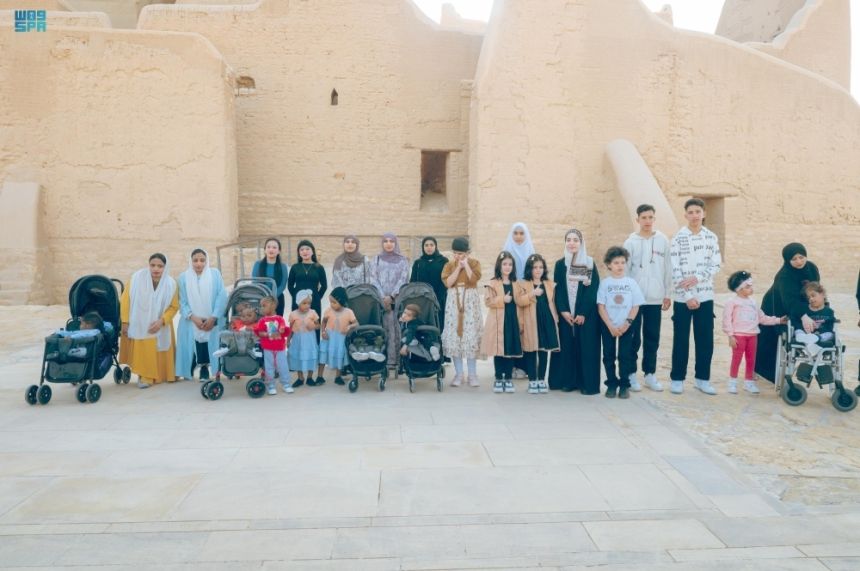 التوائم الملتصقة وذويهم يزورون معرض استضافة كأس العالم وحي طريف