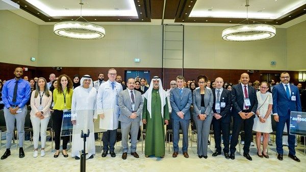 نهيان بن مبارك يشهد فعاليات مؤتمر «الطب الباطني»