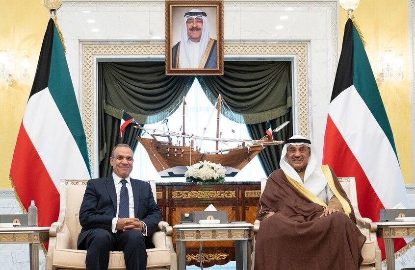 الخليج اليوم .. وزير الخارجية المصري لولي عهد الكويت: أمن الخليج جزء لا يتجزأ من أمننا القومي