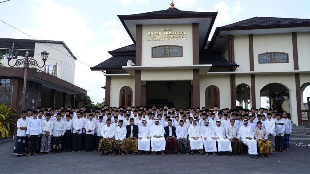 «الشؤون الإسلامية» تثري قيم التسامح بجامع الشيخ زايد في إندونيسيا