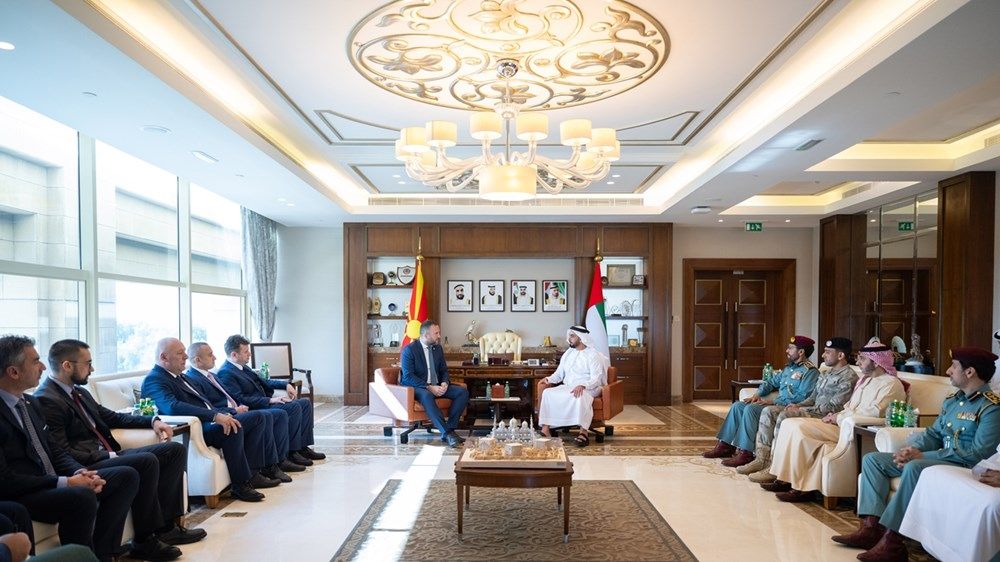 سيف بن زايد يلتقي وزير داخلية مقدونيا الشمالية