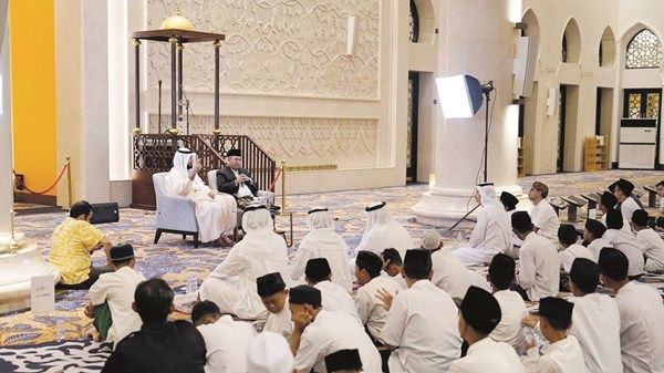 «الشؤون الإسلامية» تثري قيم التسامح بجامع الشيخ زايد في إندونيسيا