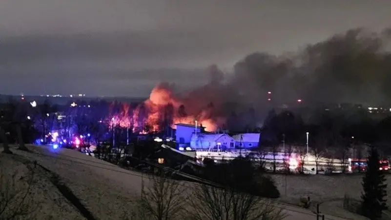 الامارات | طائرة شحن تصطدم بمبنى قرب مطار في ليتوانيا.. ومقتل الطيارين