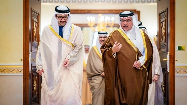 ولي عهد البحرين يستقبل عبدالله بن زايد