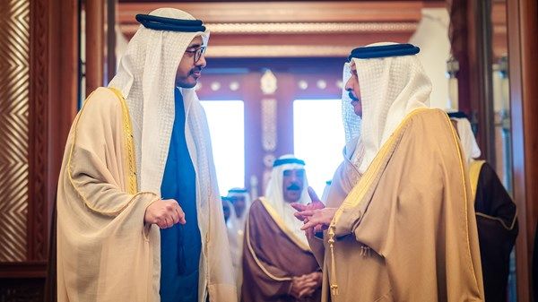 ملك البحرين يستقبل عبدالله بن زايد