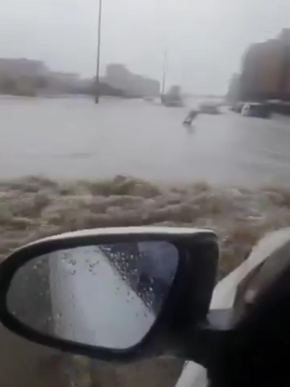سيول قوية تجتاح شوارع جدة .. فيديو