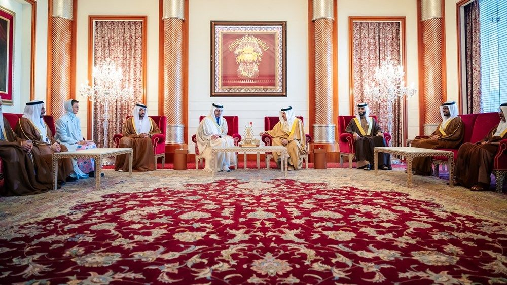 ملك البحرين يستقبل عبدالله بن زايد
