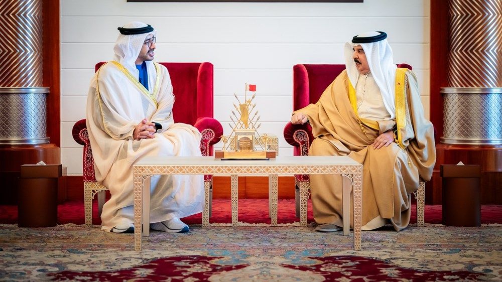 ملك البحرين يستقبل عبدالله بن زايد