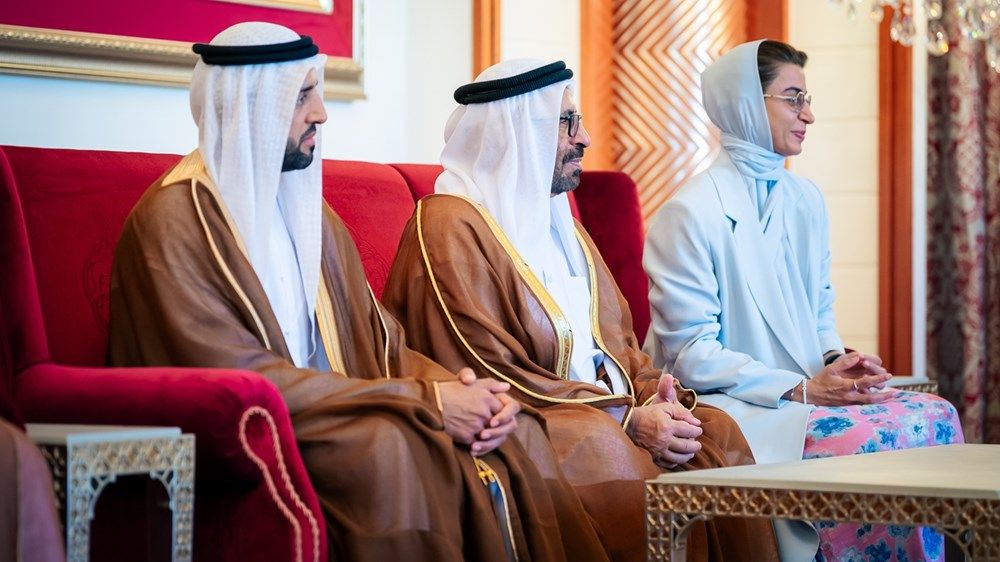 ملك البحرين يستقبل عبدالله بن زايد