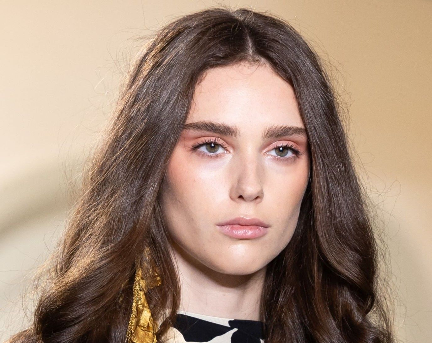 موضة ظلال العيون الكريمية.. سر الإطلالة المثالية لهذا الموسم