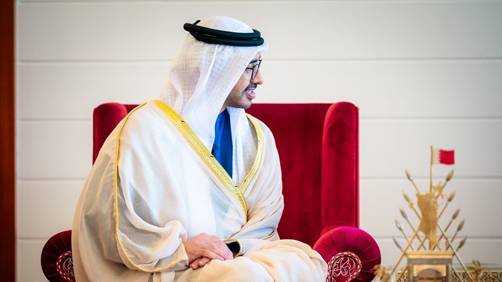ملك البحرين يستقبل عبدالله بن زايد