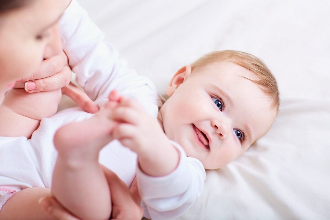 علامات تطور الأطفال في سنواتهم الأولى من عمر سنة وحتى 10 سنوات