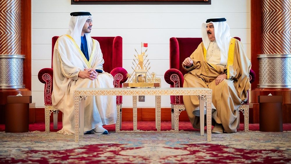 ملك البحرين يستقبل عبدالله بن زايد