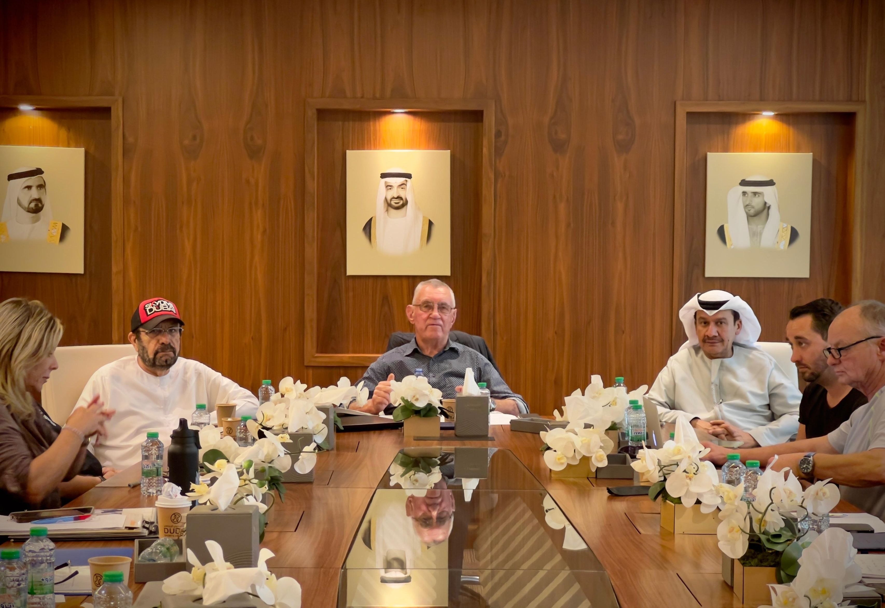 الامارات | بطولة دبي الدولية للقفز بالمظلات تبحث متطلبات الأمن والسلامة