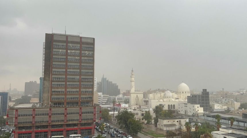 شاهد| أمطار متوسطة ورياح على محافظة جدة