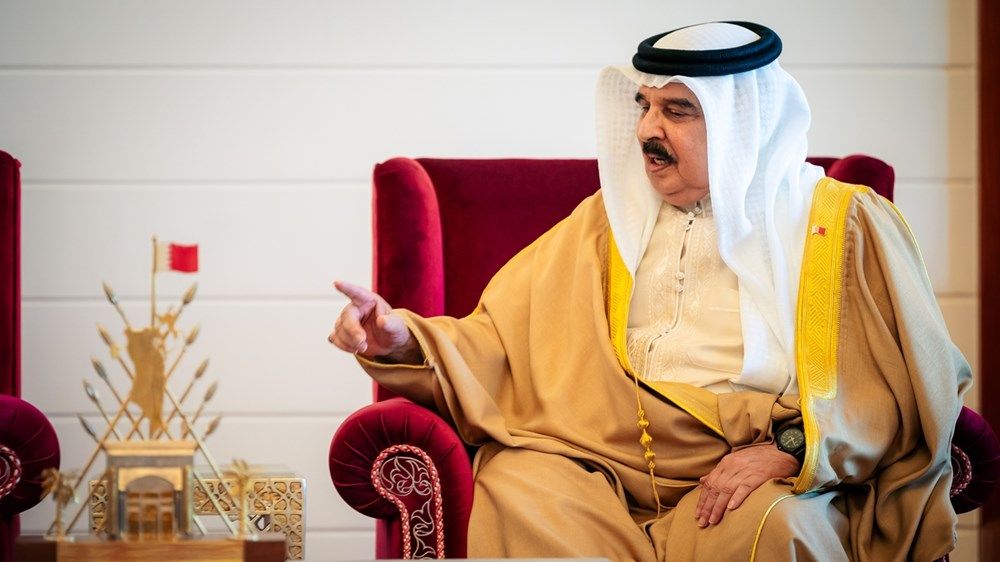 ملك البحرين يستقبل عبدالله بن زايد